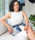 Puesto en modelo: Cinturón Peplum upcycled sobre outfit – accesorio denim sostenible con vuelo – Milée