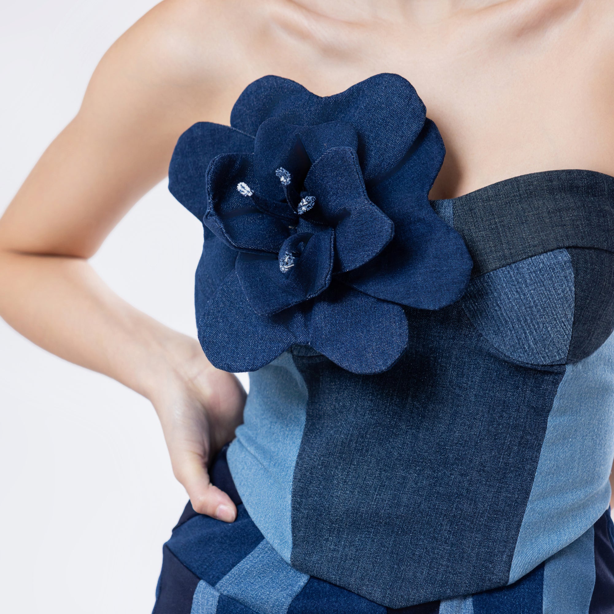 Detalle Rosa de Bayahibe Denim Pin talla Small – pétalos en denim upcycled, pieza única artesanal – Milée